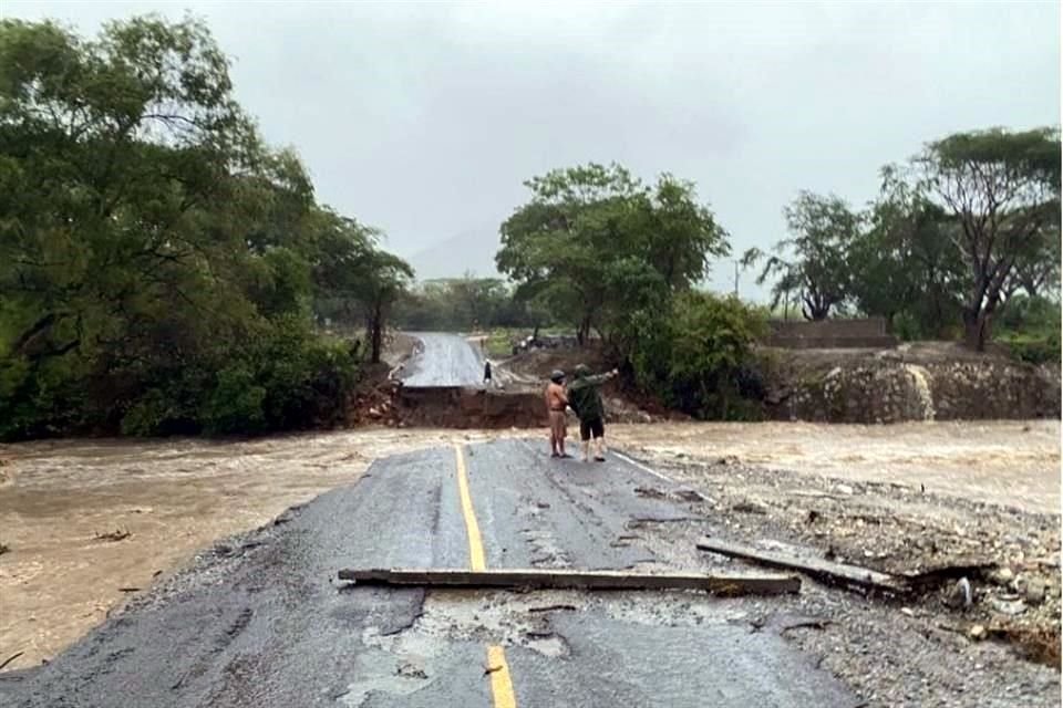 Carretera Manzanillo-Minatitlán, en Colima, fue cerrada por PC tras colapsar por las lluvias que provoca el huracán 'Enrique'.