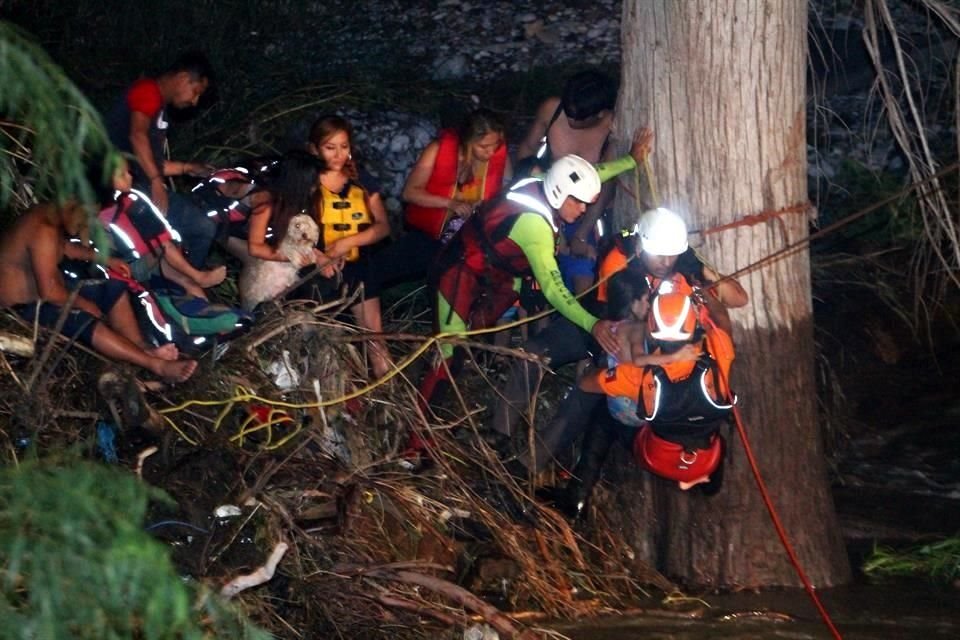 Rescatistas utilizaron equipo especial de cuerdas para poner a salvo a las personas que estaban en el Río La Silla.