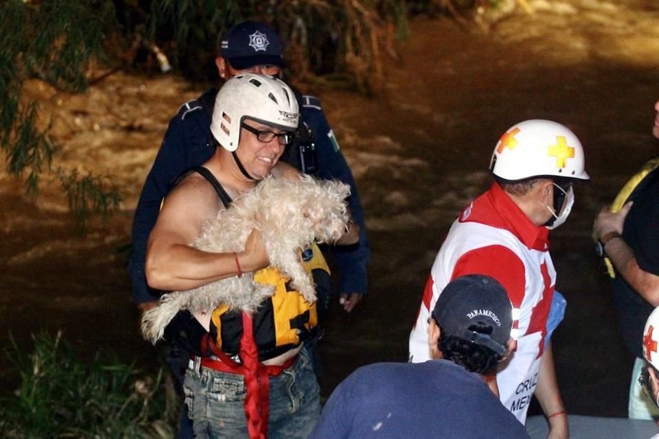 Una familia de 12 miembros y su mascota fueron rescatados en Guadalupe.
