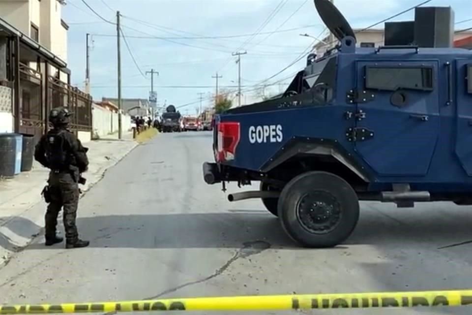 Al circular a toda velocidad, los sujetos armados chocaron contra un poste en la calle Cuarta y Zaragoza de la citada colonia.