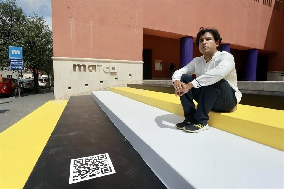 El proyecto 'Lo que se desborda' fue ubicado en las escaleras que conectan la banqueta con la entrada del Museo Marco.