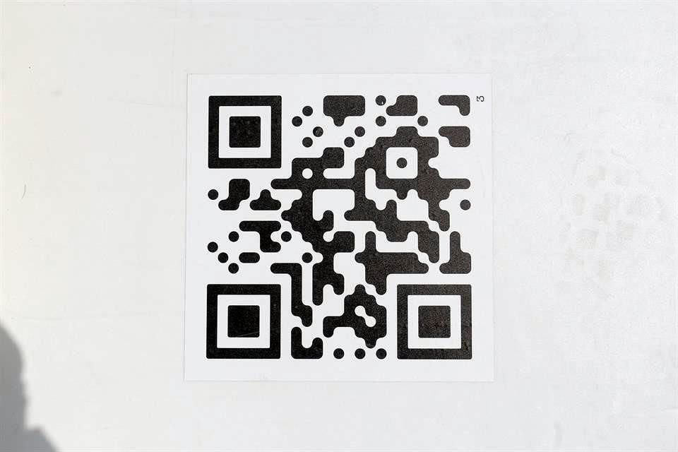 En las escaleras se podrán encontrar varios códigos QR que llevarán al visitante al sitio web, video mapping de las escaleras y al video.