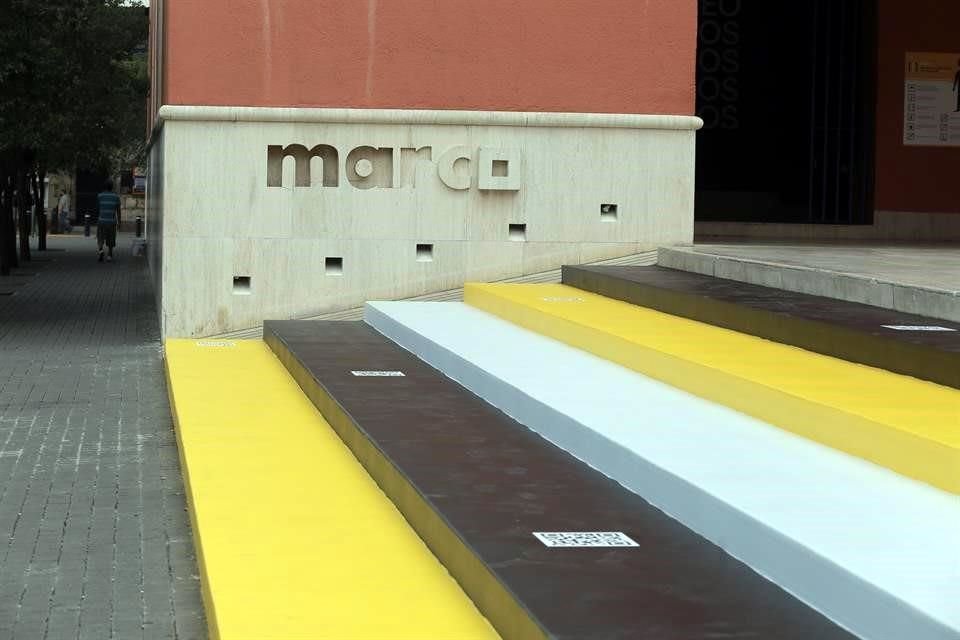 Los colores amarillo, negro y blanco, utilizados en el diseño, remiten a los usados en las señales de tránsito y fueron seleccionados por la proximidad al espacio público urbano.
