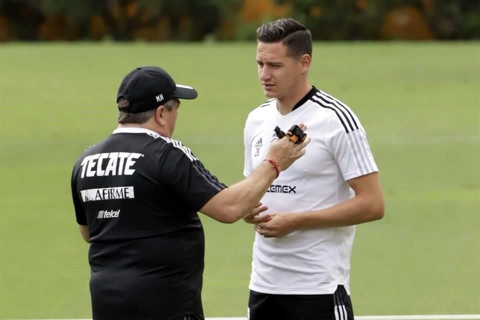 Miguel Herrera platicó unos momentos con el atacante francés al inicio de la práctica.