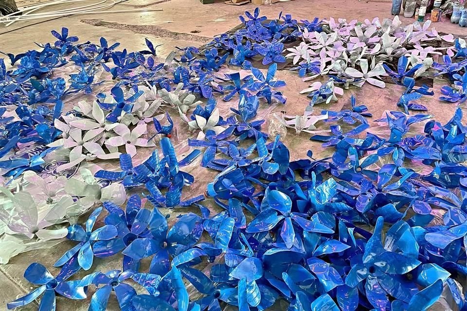 Deben elaborar 5 mil flores de Nochebuena para decorar el pino.