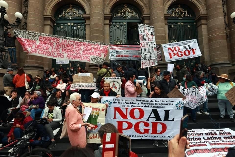 Habitantes de pueblos y colonias de la ciudad de México han realizado múltiples protestas en Donceles con lonas, cartulinas y firmas.