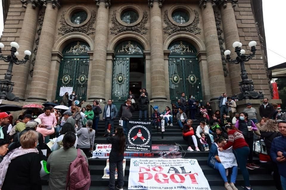 En contraparte, el Consejo de Resiliencia de la Ciudad de México hizo también ayer un llamado urgente al Congreso a para rechazar el PGOT y también el Plan General de Desarrollo Urbano (PGD). 