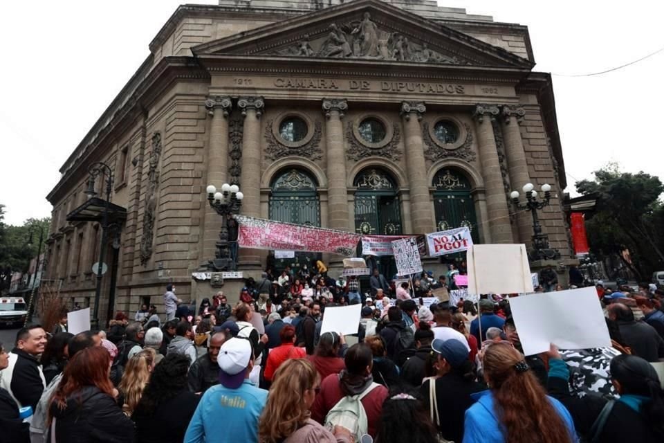 Las firmas vecinales fueron entregadas a comisiones dictaminadoras con la solicitud de definir los documentos como improcedentes.