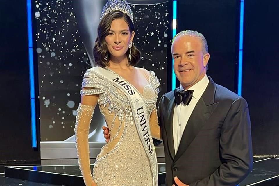 En el certamen realizado en El Salvador, Rocha Cantú felicitó a la nueva Miss Universo Sheynnis Palacios, de Nicaragua.