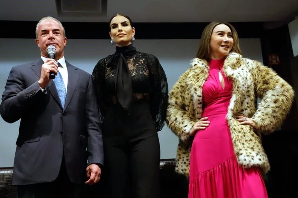 Raúl Rocha es el titular de la franquicia Miss Universo México; Cynthia de la Vega es la nueva directora del certamen y Anne Jakrajutitap, una mujer trans, tiene los derechos de Miss Universo.