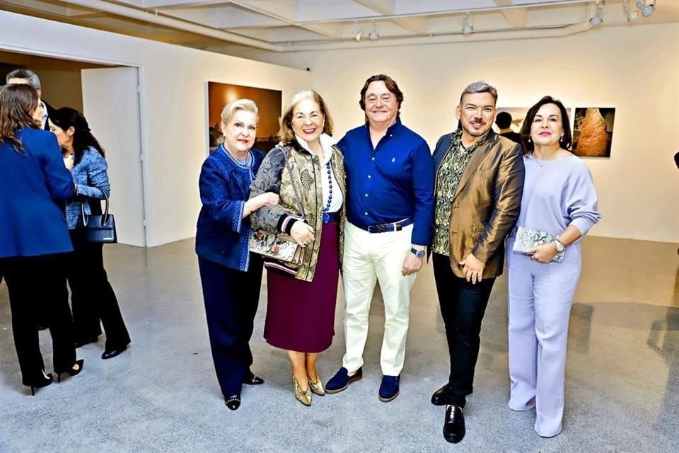 América Cortés, Liliana Melo de Sada, el artista, Alex Artin y Maye Garza Rangel