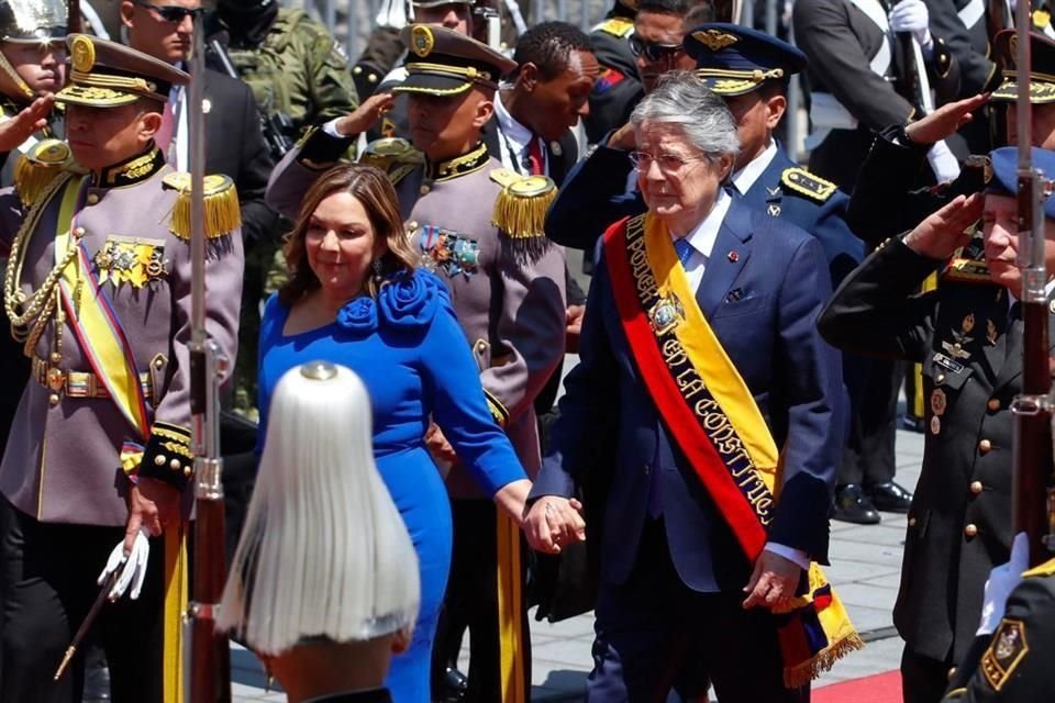 El Presidente saliente de Ecuador, Guillermo Lasso, y su esposa María de Lourdes Alcívar llegan a la Asamblea Nacional para la toma de posesión del Mandatario electo Daniel Noboa.