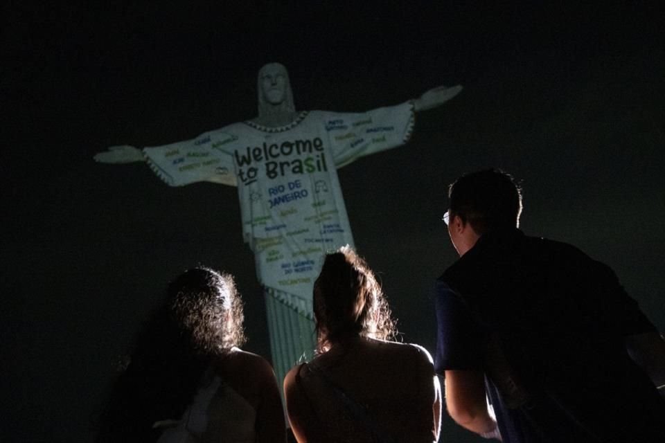 Fans que acudieron al primer show de Swift en Brasil expresaron su descontento al no tener permitido el ingreso de agua.