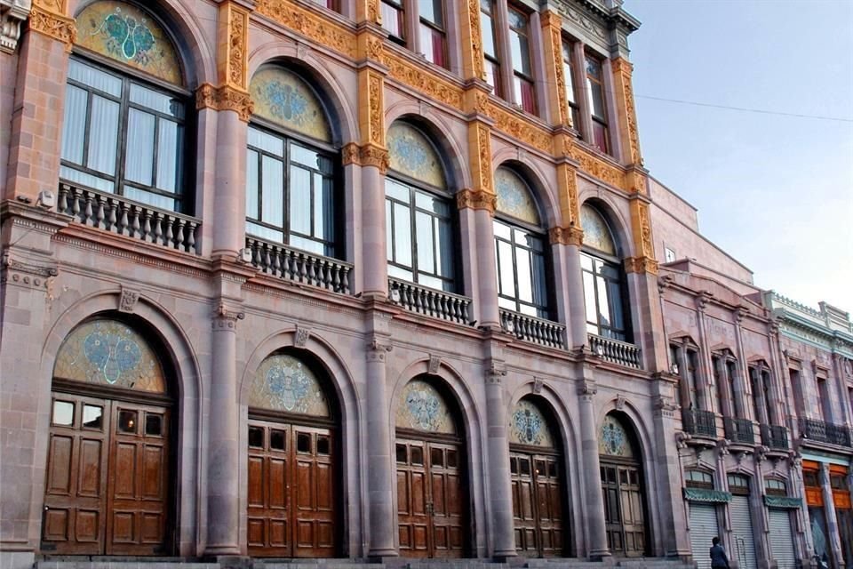 Fachada del Teatro Fernando Calderón, joya arquitectónica de Zacatecas, ciudad Patrimonio del Mundo.