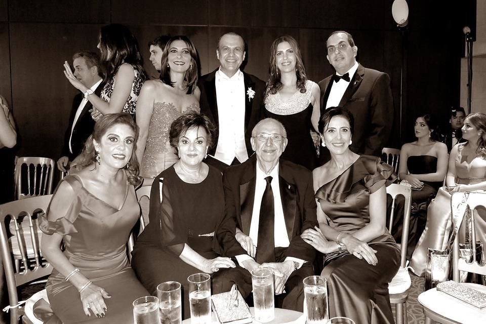 EN OCTUBRE DEL 2017. Dorothy Assad de Zablah, Jesús Assad, Magaly Assad de Martínez, Rachid Assad, María Elena Assad, Dorothy Canavati Kabande de Assad, Jesús Assad Assad y Mónica Assad de Letayf