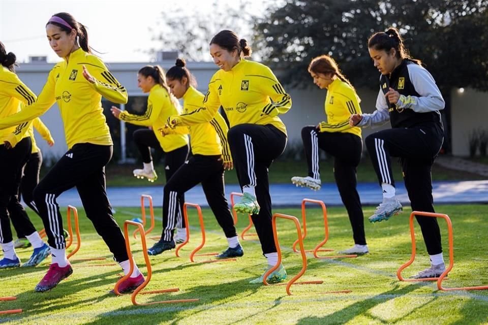 Tigres Femenil viajó a la Ciudad de México con arsenal completo.