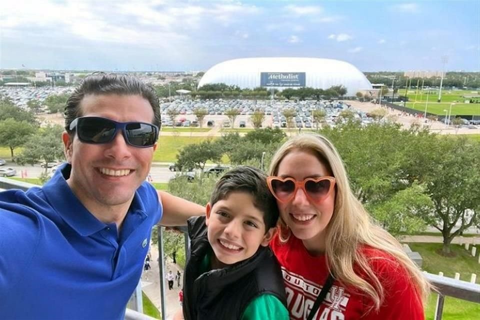 Juan Manuel Córdova, Matías Córdova y Katy Casco junto al Estadio NRG, en la ciudad de Houston, Texas.