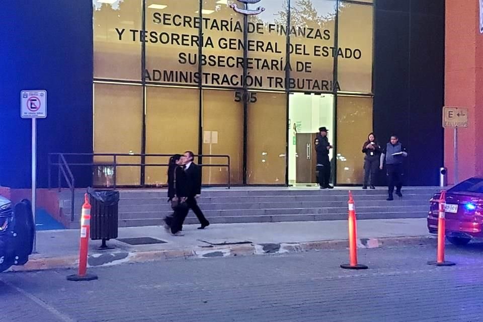 Autoridades cerraron vialidades allegadas al inmueble.