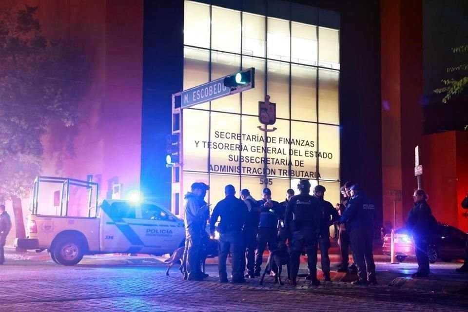 Autoridades llegaron con perros para inspeccionar el edificio.