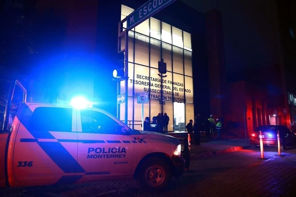 De forma preventiva, oficiales de Tránsito de Monterrey cerraron la calle 5 de mayo, desde Zaragoza hasta Escobedo.