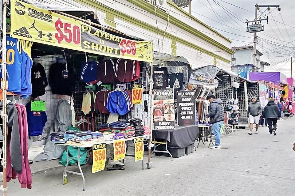 Banquetas y calles del Centro están invadidas por puesteros y negocios que se extienden hacia la vía pública.