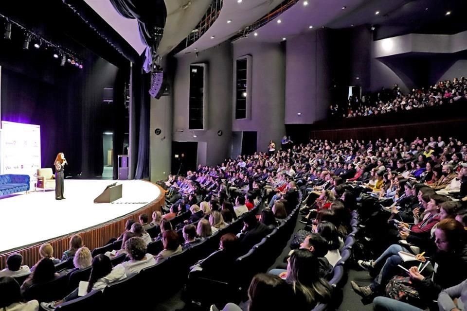 Cientos de personas llenan el Auditorio San Pedro para  participar en la cuarta edición del 'Congreso de Salud Mental: SanaMente' que organiza la agrupación Ingenium.