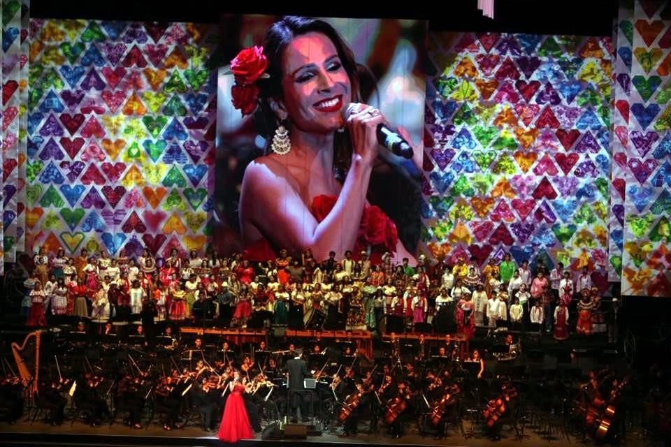 La soprano Morganna Love participó como invitada especial de la gala para interpretar 'Habanera', de la ópera 'Carmen'.