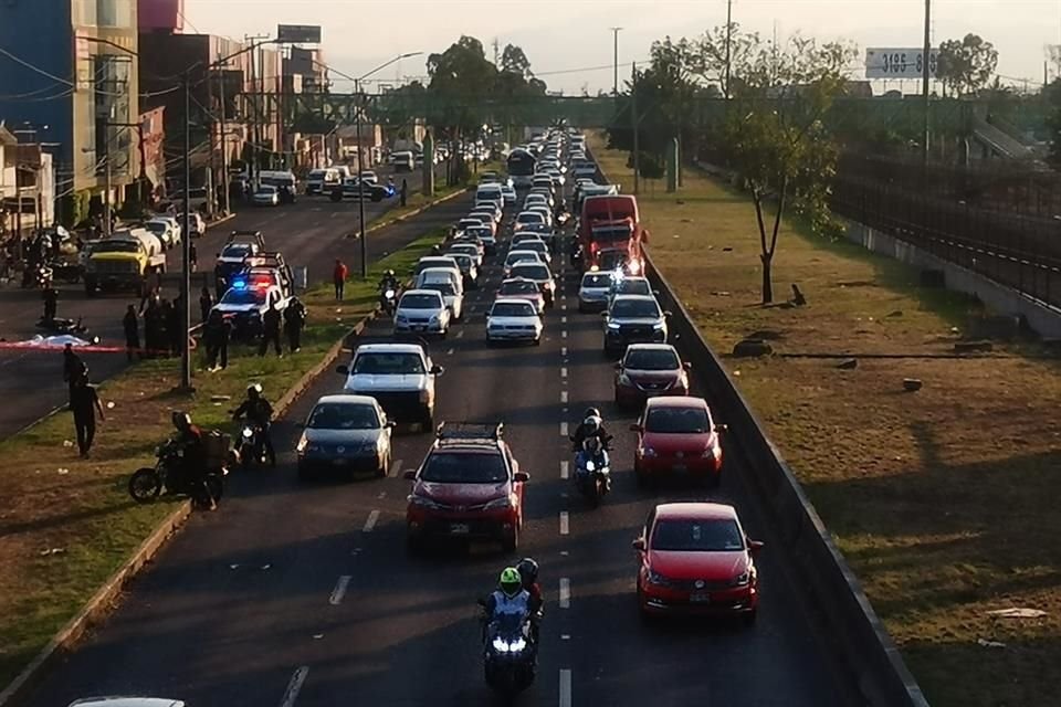 El conductor de la pipa fue detenido por policías y el motociclista fue llevado a un hospital.