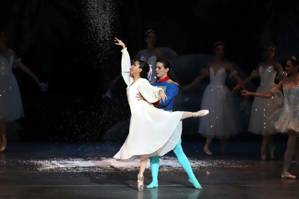 Uno de los cambios en la obra fue cuando Clarita y El Cascanueces se unen a un baile junto con la Reina de las Nieves.