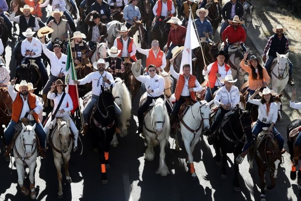 Samuel García y Pablo Lemus encabezaron la cabalgata  en Tlajomulco.