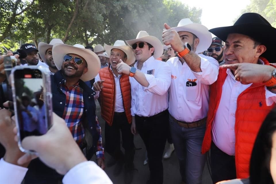 García posó con la mayoría de los militantes de MC que le solicitaron una foto o video.