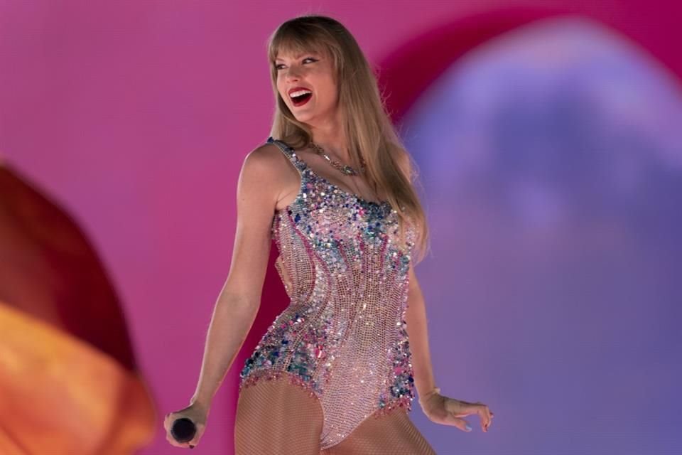 Taylor se mostró mucho más contenta en su más reciente concierto en Sao Paulo, estirándose y brincando mientras tocaba eufóricamente su guitarra.