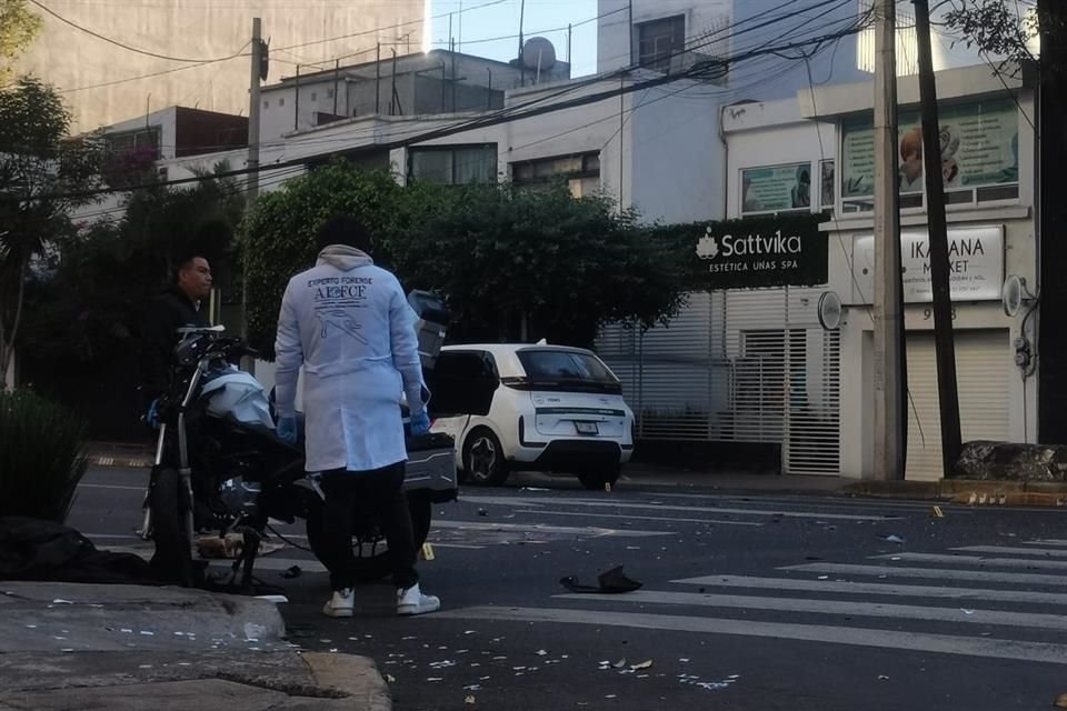 El automovilista detuvo la marcha y pidió el auxilio de una ambulancia.