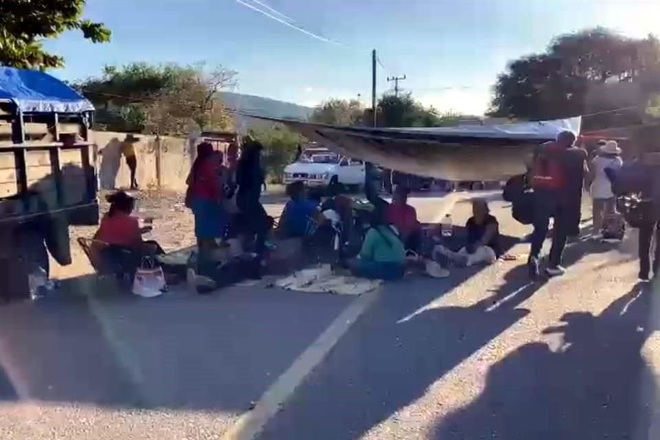 Los cuatro accesos a Tlapa están bloqueados por el Frente Popular de la Montaña.