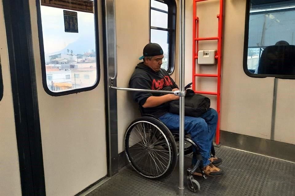 Las vialidades, calles y banquetas siguen siendo obstáculos para las personas con discapacidad.