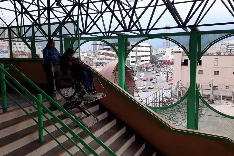 Las vialidades, calles y banquetas siguen siendo obstáculos para las personas con discapacidad.