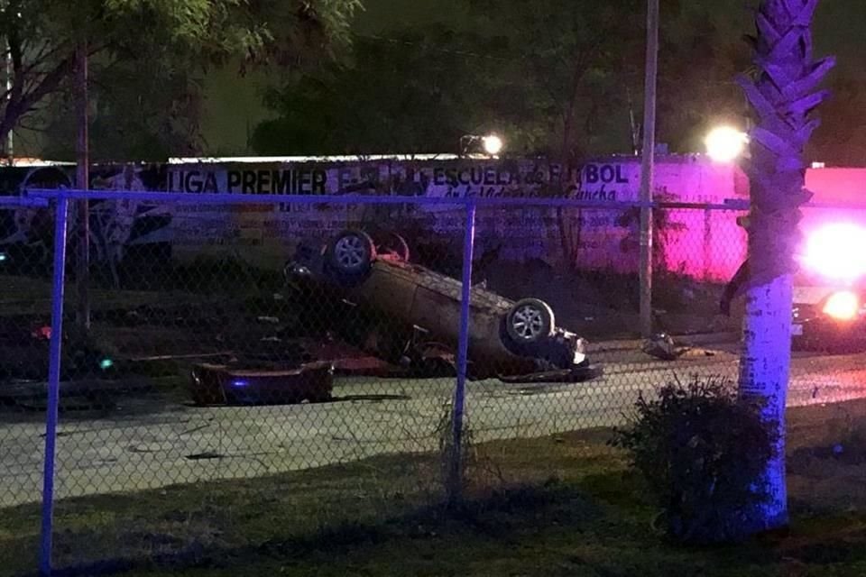 El auto Versa quedó volcado tras arrollar a los asistentes a la boda y chocar contra el vehículo donde iban la mujer y su bebé de un año y nueve meses.