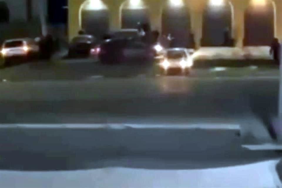 En el sitio, mencionó la autoridad, la Policía municipal detuvo a tres ocupantes del auto que presuntamente iniciaron la riña, múltiple atropello y persecución.