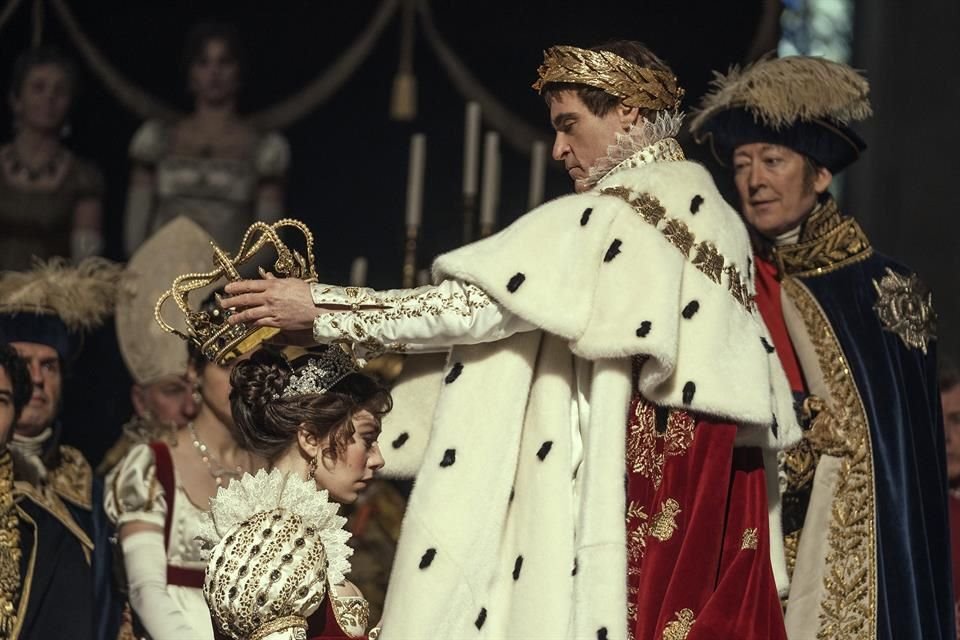 La cinta 'Napoléon', estelarizada por Joaquin Phoenix se coló en el segundo lugar de la taquilla en EU y Canadá y el primero a nivel mundial esta semana.