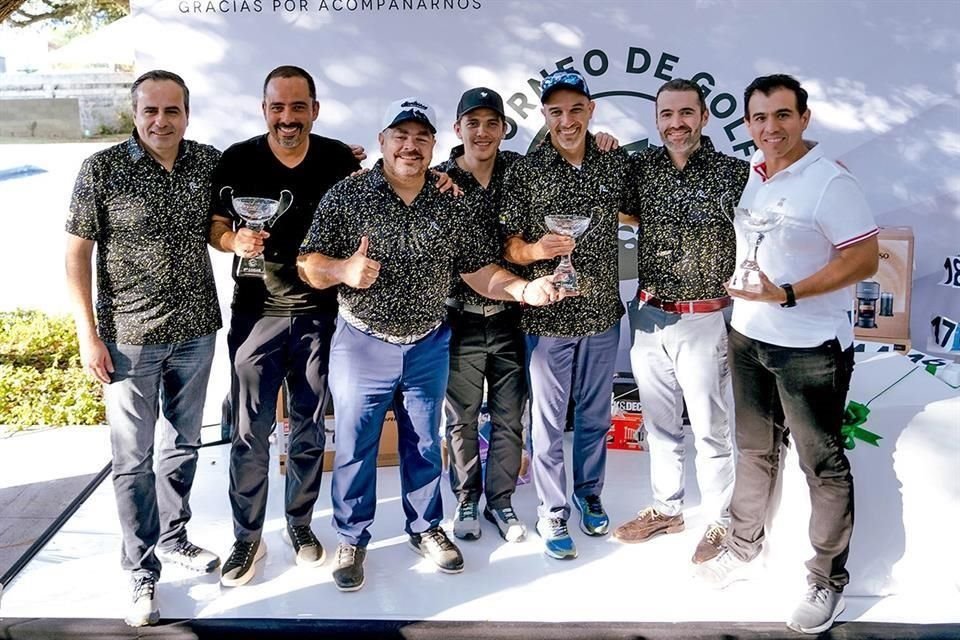Vicepresidentes y directivos de Grupo Stiva con los ganadores del primer lugar del Torneo de Golf Stiva 2023.