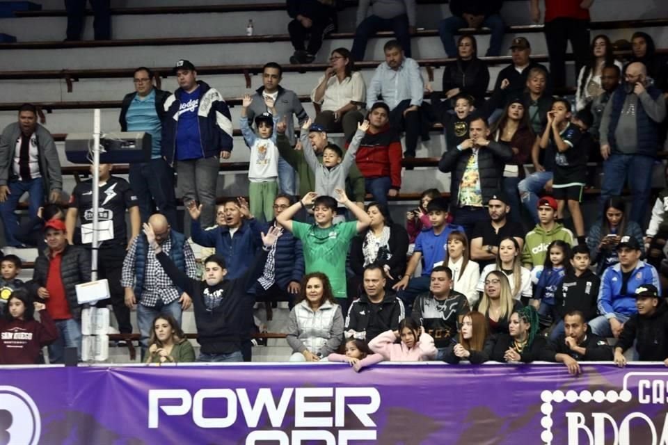 Parte del público que se dio cita en la Arena Borregos.