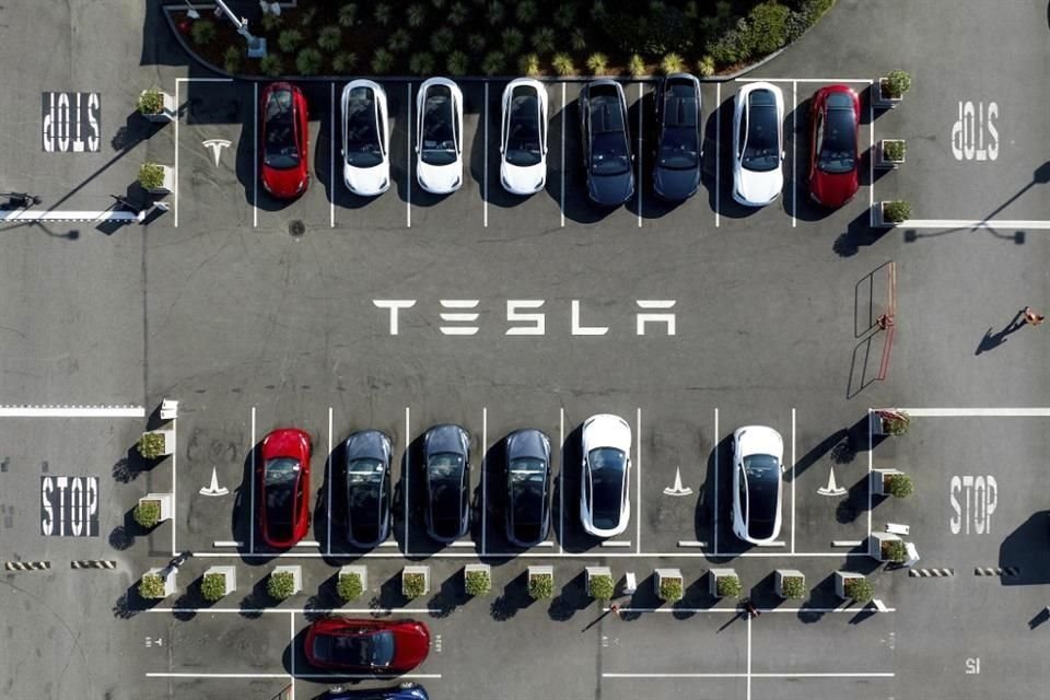 Tesla se niega a firmar un convenio colectivo sobre salarios.