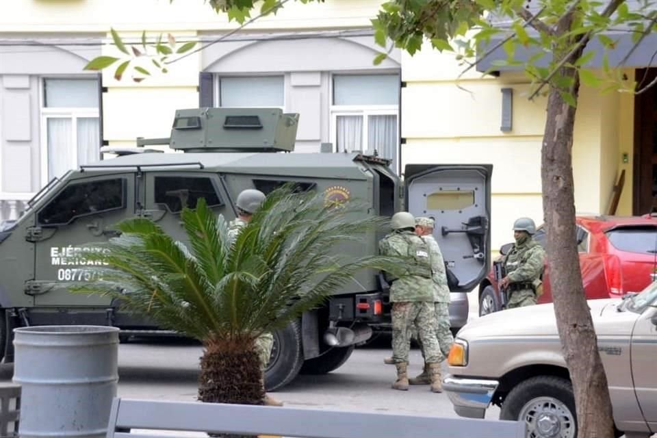 Los supuestos artefactos explosivos fueron trasladados en vehículos blindados a las instalaciones de la 48 zona militar de la Secretará de la Defensa Nacional, en Ciudad Victoria.