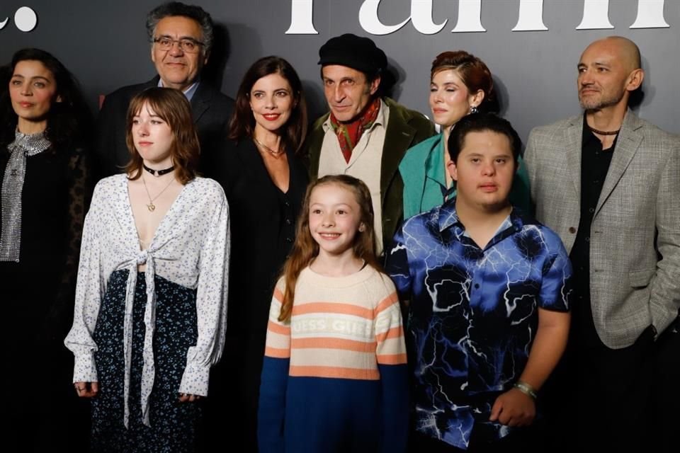 Alfombra roja de la película, 'Familia' de Rodrigo García en la Cineteca Nacional.