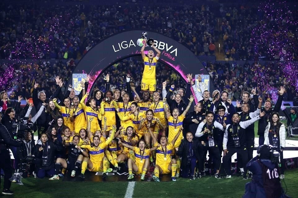 Las futbolistas de Tigres Femenil contaron hasta seis y entonces levantaron el trofeo en relación a su sexta corona.