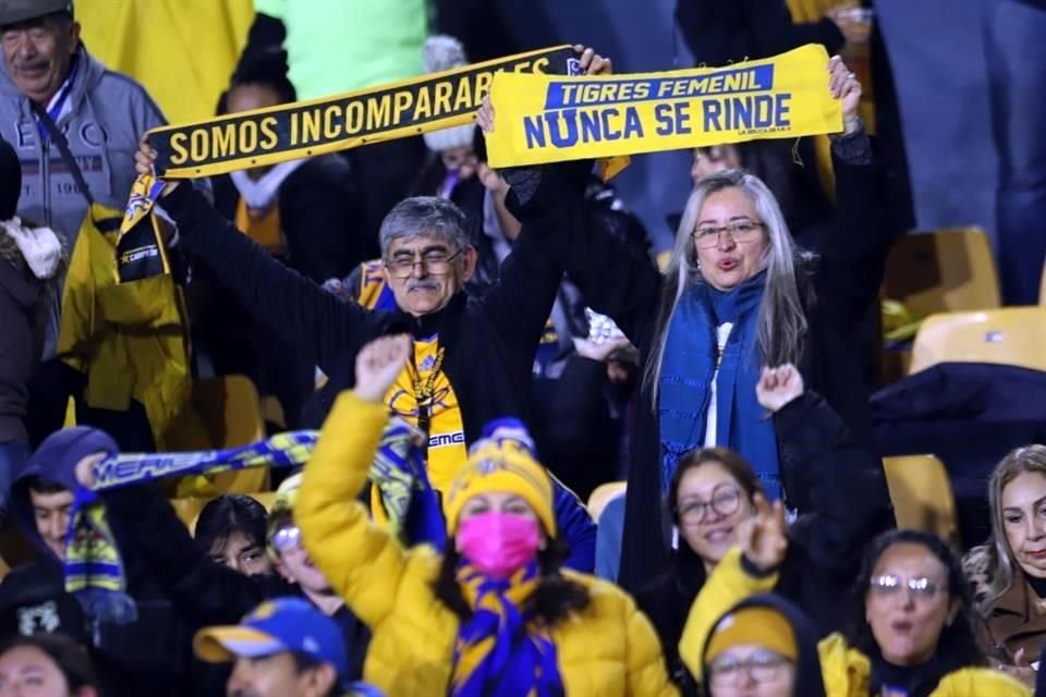 Más de 38 mil aficionados asistieron al Universitario para celebrar el título de Tigres Femenil.