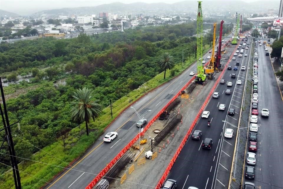 Los castillos son armados en un área de la Avenida Constitución que permanece cerrada desde hace nueve meses para la construcción de la Línea 6 del Metro.