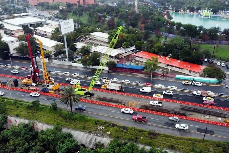 Los castillos son armados en un área de la Avenida Constitución que permanece cerrada desde hace nueve meses para la construcción de la Línea 6 del Metro.