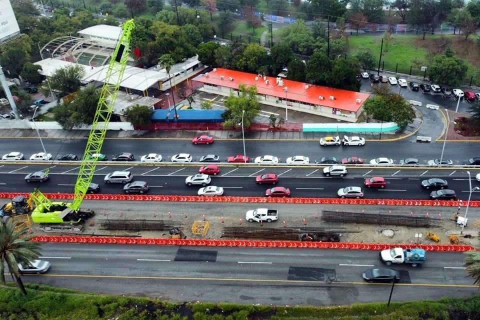 Los castillos son armados en un área de la Avenida Constitución que permanece cerrada desde hace nueve meses para la construcción de la Línea 6 del Metro.