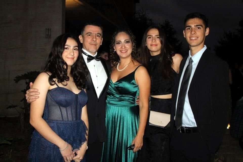 Luciana Villarreal, Gerardo Villarreal, Alejandra Esquivel Camila Villarreal y Gerardo Villarreal